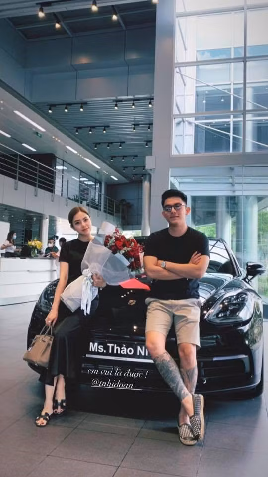 Theo đó, ngoài vài bức ảnh chụp cùng bạn trai thì toàn bộ hình còn lại Đoàn Thảo Nhi khoe du lịch sang chảnh, đi xe xịn, dùng hàng hiệu...