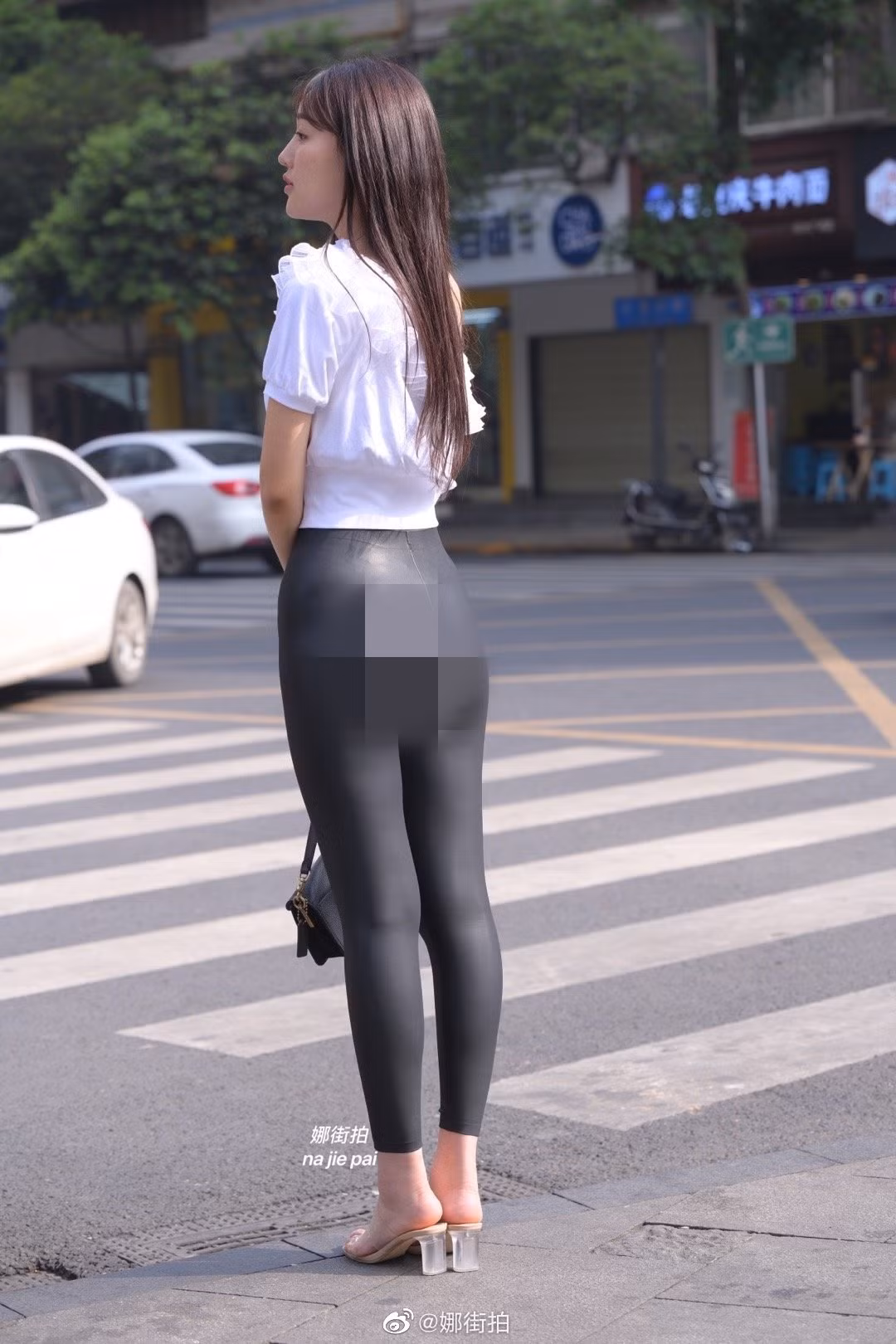 Nếu không khéo léo trong cách diện đồ, quần da sẽ khiến bạn trở thành “thảm họa” bởi cách ăn mặc hở hang.