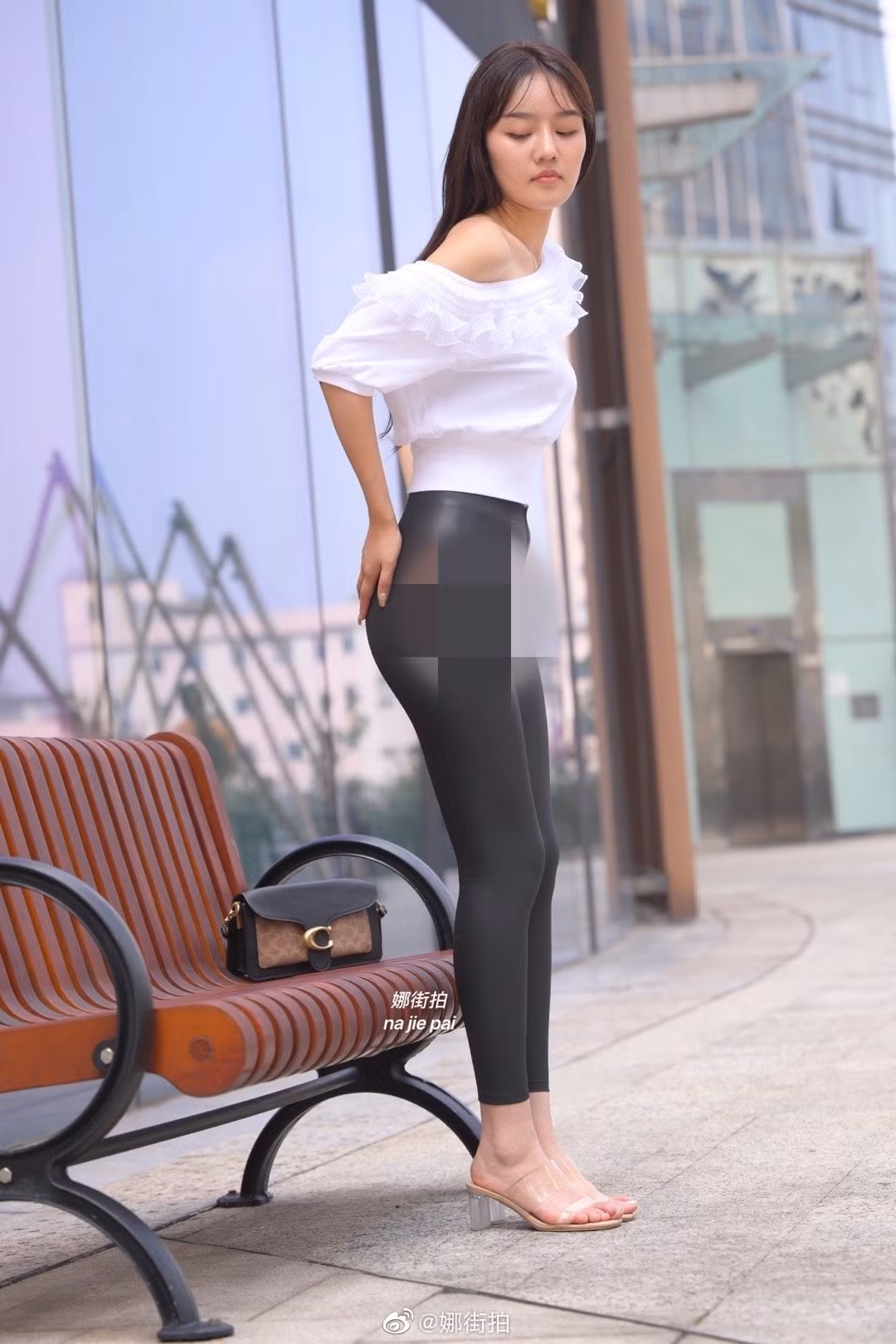Chưa dừng lại ở đó, quần da bóng còn khiến phái đẹp ngượng chín mặt khi bị hằn nội y.