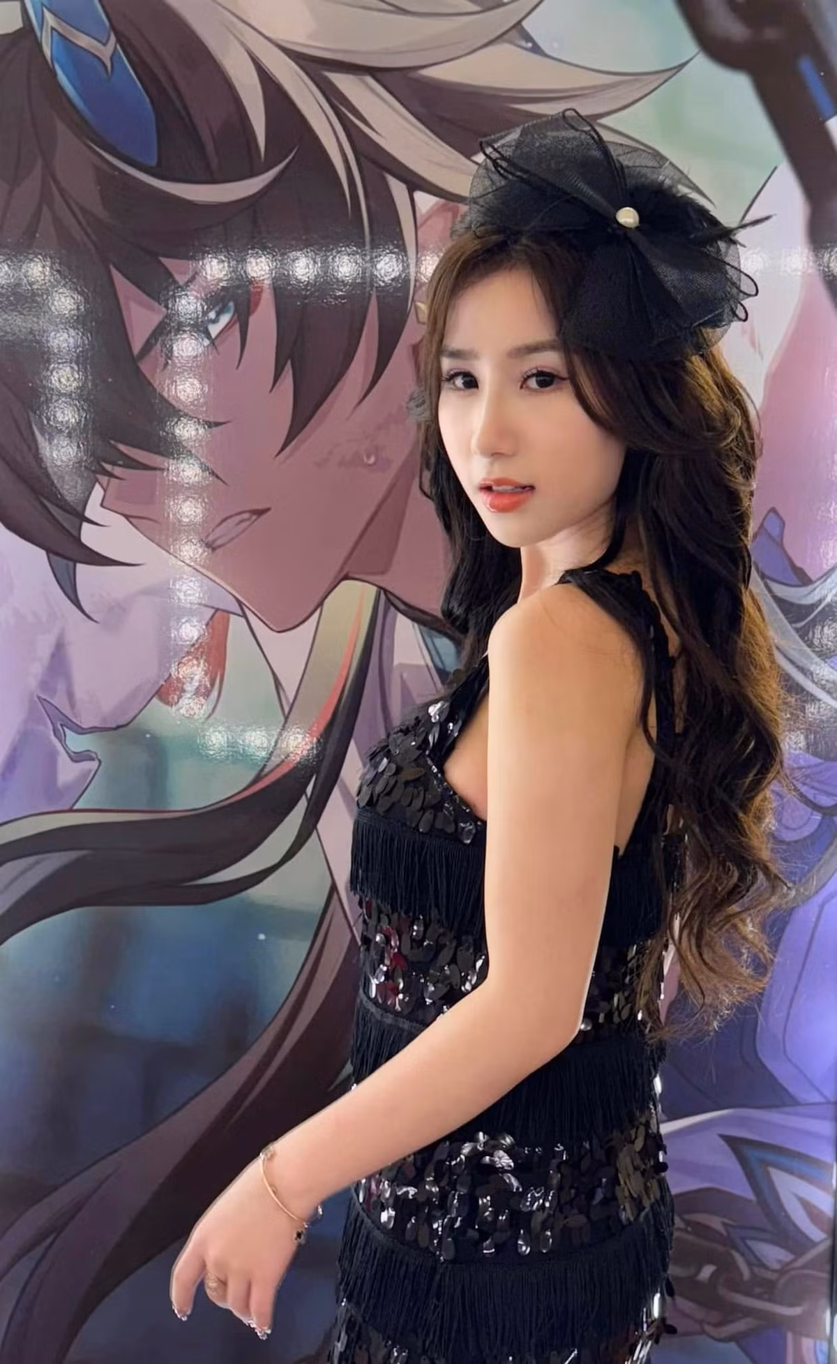 Chưa hết, Tiểu Hý còn nhắc thẳng tên kênh C.B - kênh TikTok sở hữu hàng triệu người theo dõi. Tài khoản này được biết đến và nổi lên với những video "bóc phốt" những người nổi tiếng, nghệ sĩ, TikToker.