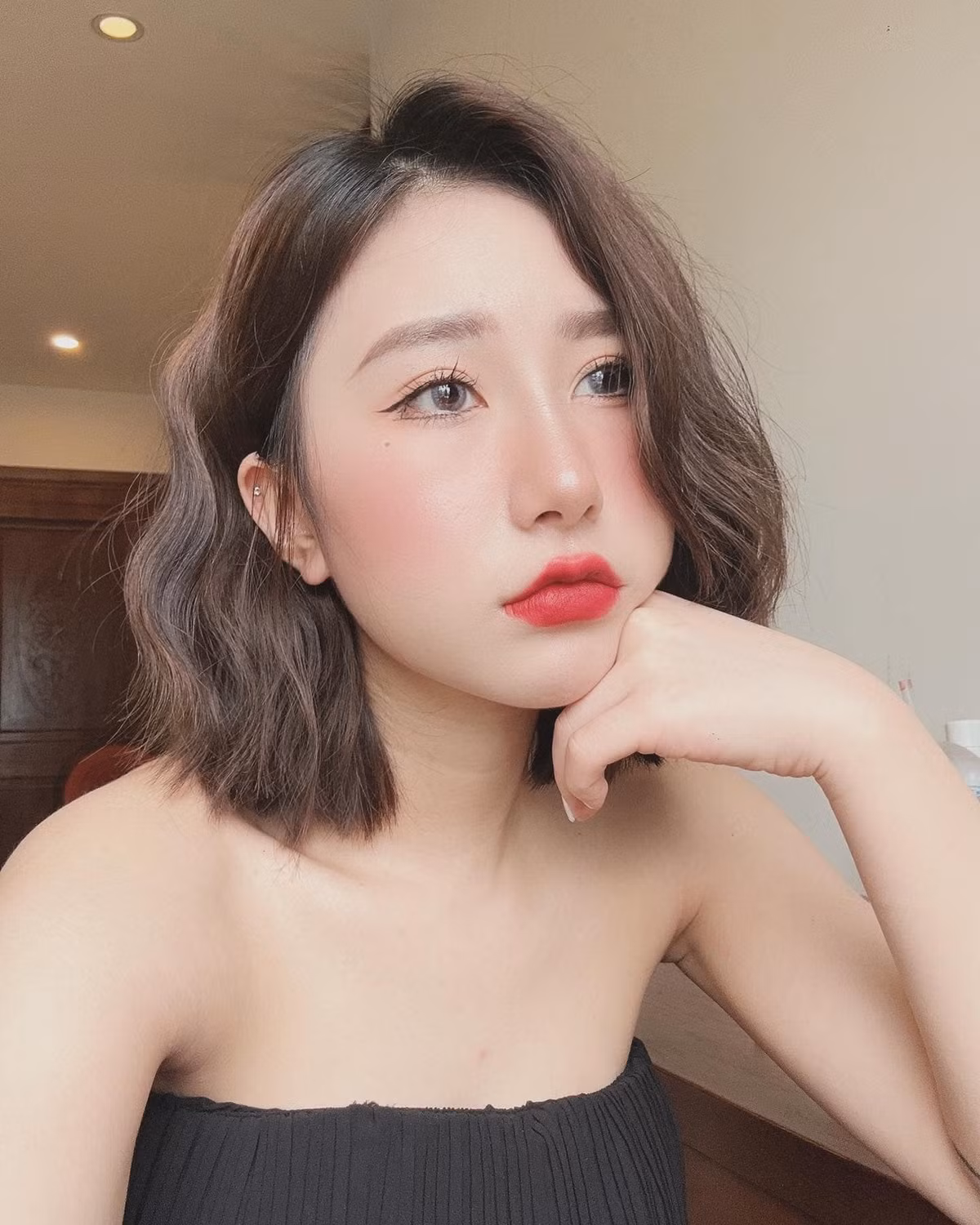 Nữ TikToker để tóc ngắn ngang vai, ngoại hình nhỏ con khác xa với hình ảnh lúc mới nổi. Tại đây, Tiểu Hý không ngại chia sẻ về quá khứ với nhiều lùm xùm.