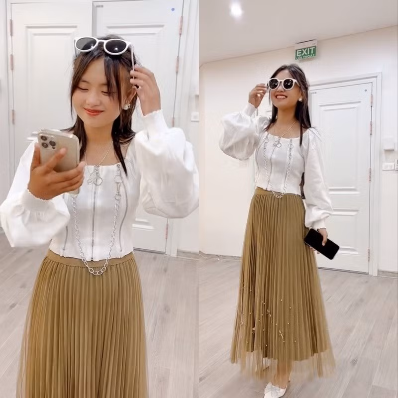 Sau khi trở thành "gái phố", Phúng Phính thường xuyên xuất hiện trên livestream của nhà tài trợ. Tuy nhiên, cô bé hầu như im lặng, chỉ biết mỉm cười mỗi khi được hỏi chuyện.