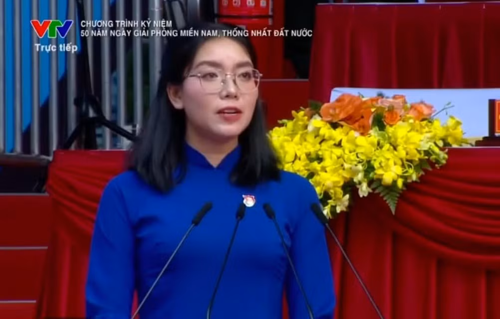 Xuất hiện trên sóng truyền hình với diện mạo xinh đẹp, vẻ ngoài tự tin, Mạnh Phương nhận nhiều lời khen từ cộng đồng mạng.