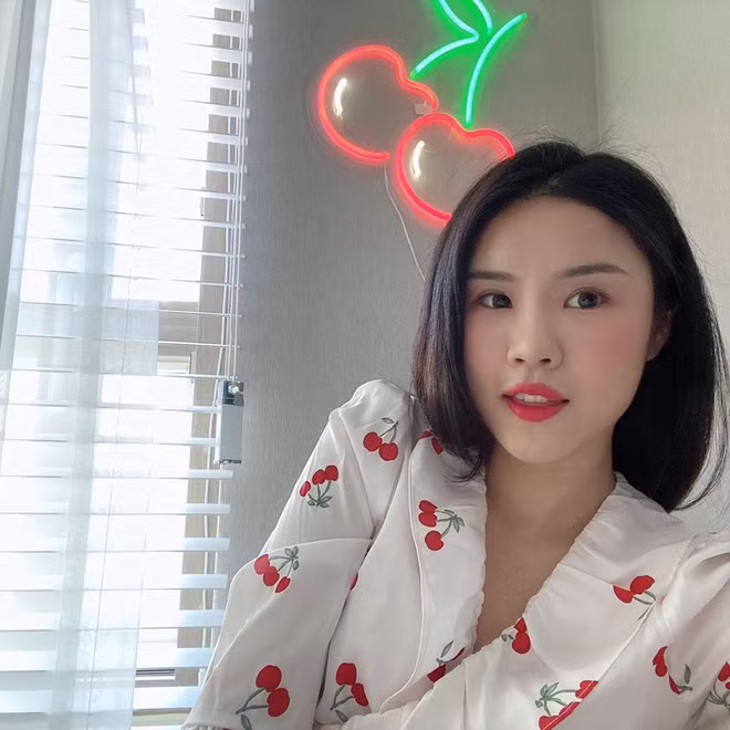 Kim Hyeri còn được biết đến với vai trò chủ nhân kênh Youtube Cheri Hyeri có hàng triệu người theo dõi. Cô bạn sinh ngày 25/1/1994, tốt nghiệp khoa Tiếng Việt, Đại học Ngoại ngữ Hàn Quốc.