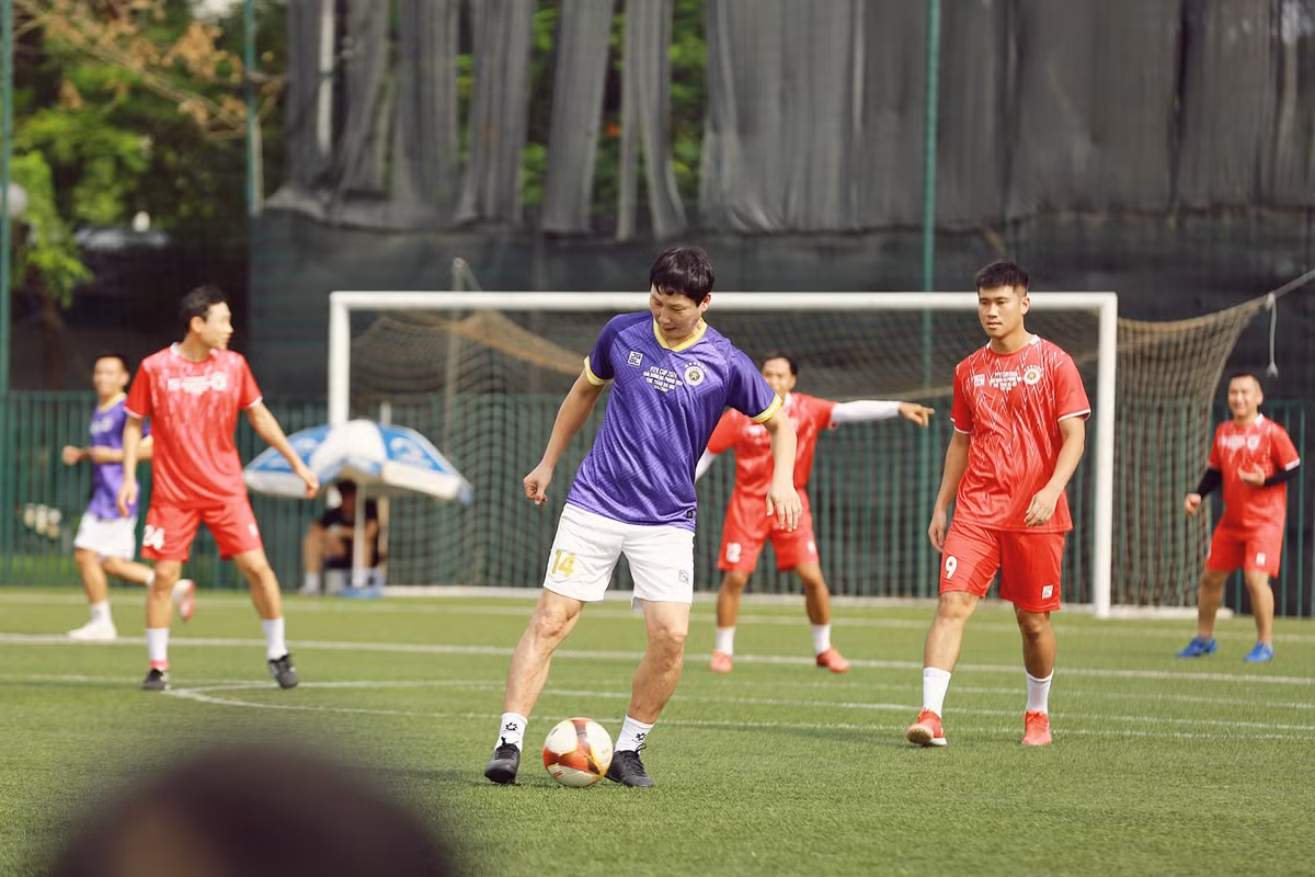 Khi còn cầu thủ, HLV Kim Sang Sik ừng là tuyển thủ ĐTQG Hàn Quốc tham dự World Cup 2006, giành hạng ba Asian Cup 2000 và 2007.