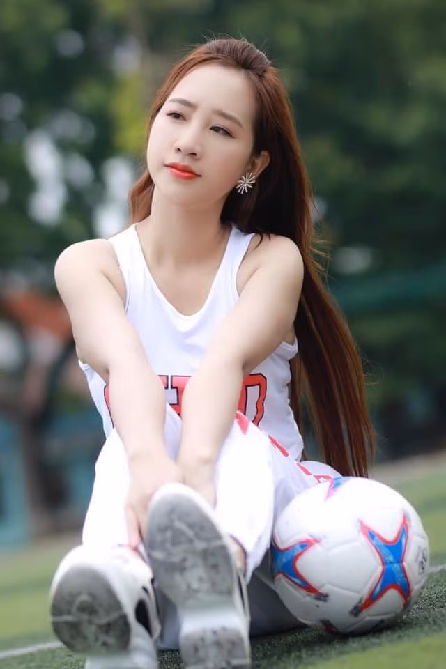 Cô giáo Hà Duyên thường diện chân váy bút chì ngắn trên đầu gối 10cm hoặc dài qua gối. Đồng thời sử dụng trang phục gam màu trung tính để tránh khiến sinh viên phân tâm.