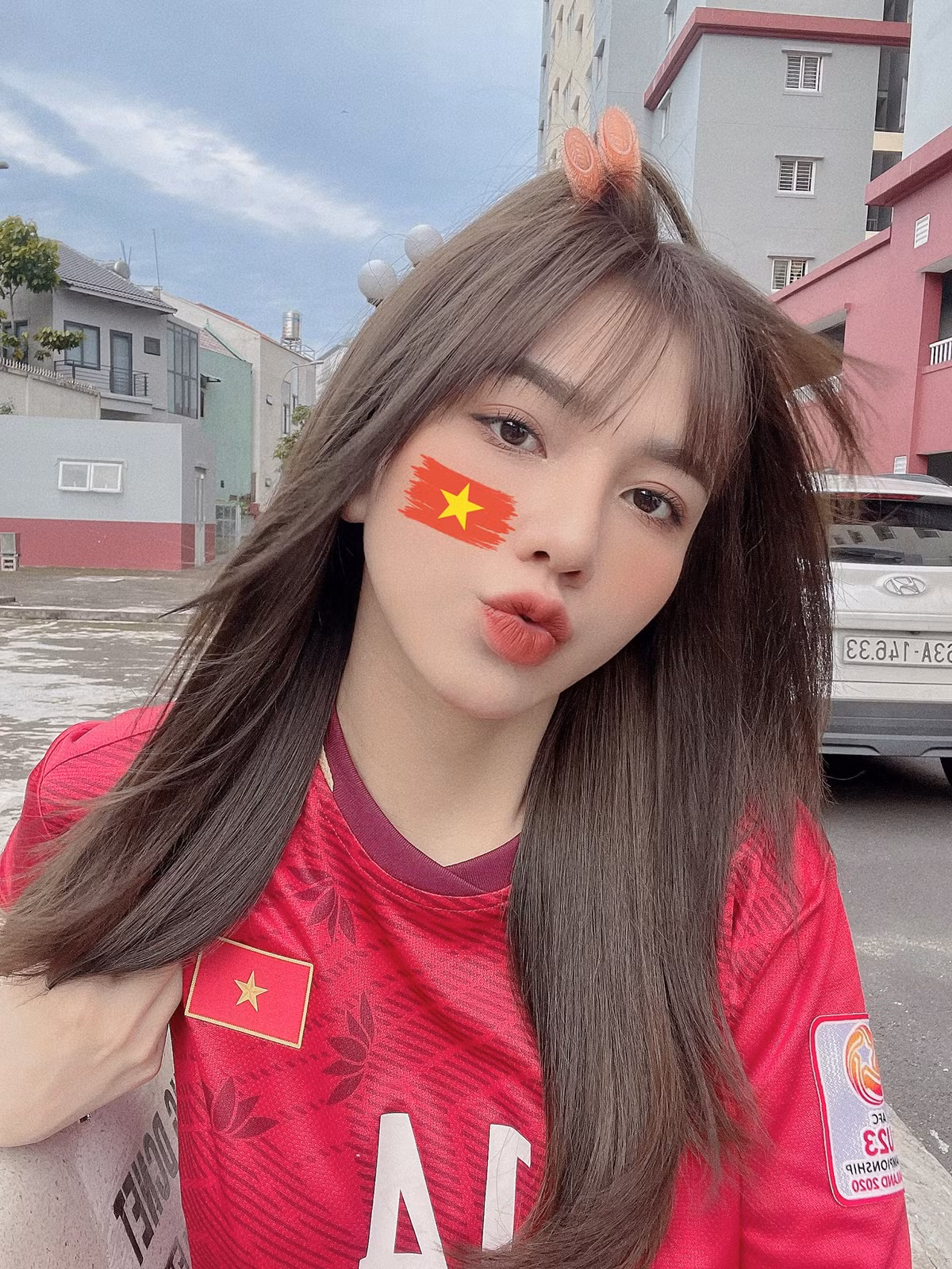 Mỗi lần xuất hiện trên khán đài, Gia Hân đều là mục tiêu để các cameraman cũng như phóng viên ảnh hướng tới bởi nhan sắc của cô nàng "không phải dạng vừa đâu".