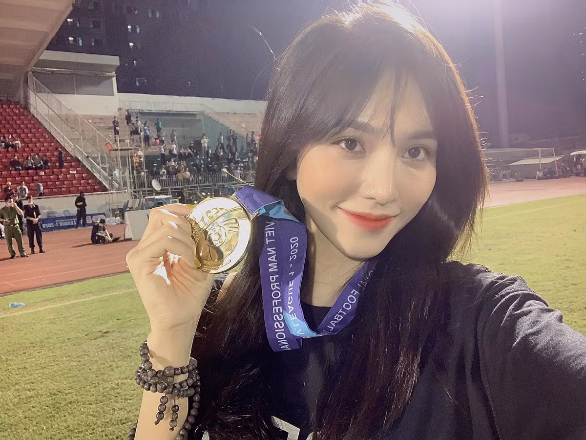 Gia Hân khoe thành tích của bạn trai khi lần đầu tiên vô địch V-League năm 2020.