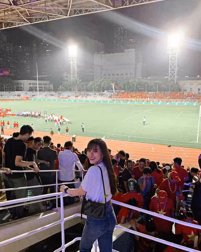 Nàng WAGs xinh đẹp có mặt trên SVĐ tại Philippines nơi U23 Việt Nam lần đầu tiên có tấm HCV SEA Games.