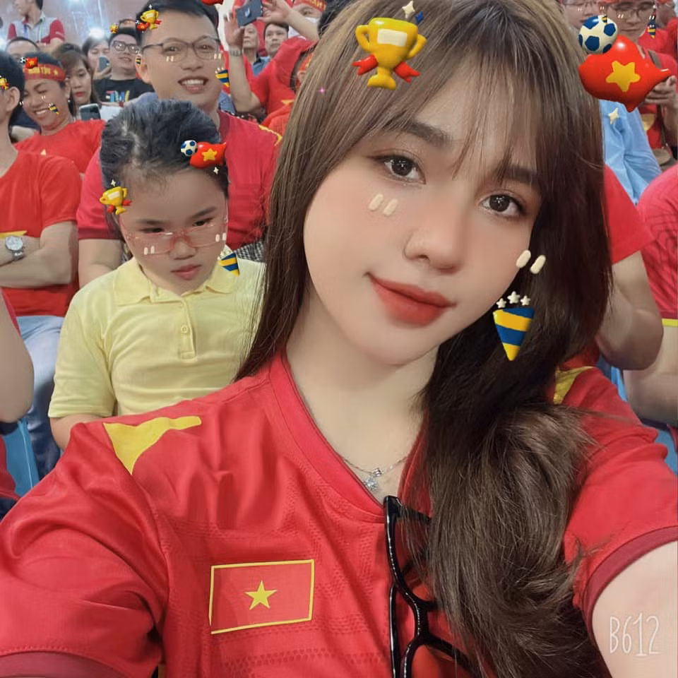 Để cổ vũ U23 Việt Nam, bạn gái Hoàng Đức khoác lên mình chiếc áo thi đấu chính thức. Trên khán đài, cô nàng cũng đứng lên ngồi xuống qua từng tình huống lên bóng của các cầu thủ.