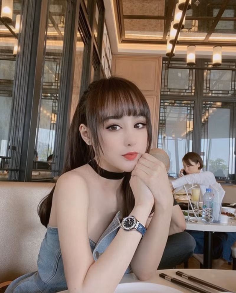 Với gương mặt xinh như búp bê cùng giọng nói nhỏ nhẹ, dịu dàng, không mấy ngạc nhiên khi Bella được nhiều người ''săn đón'' hậu chia tay Karik.