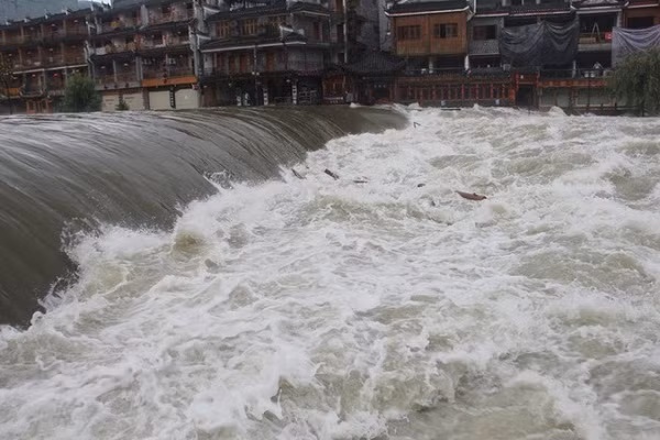 Video: Mua lu lich su o Trung Quoc anh huong den Viet Nam the nao?