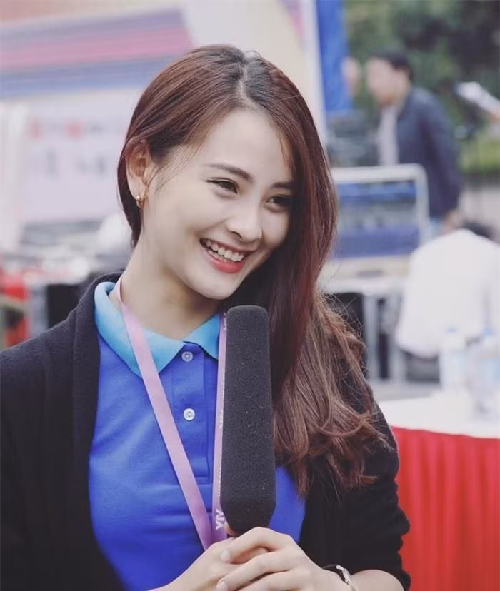 Hai nu MC VTV xinh dep len song khong dung ten that la ai?