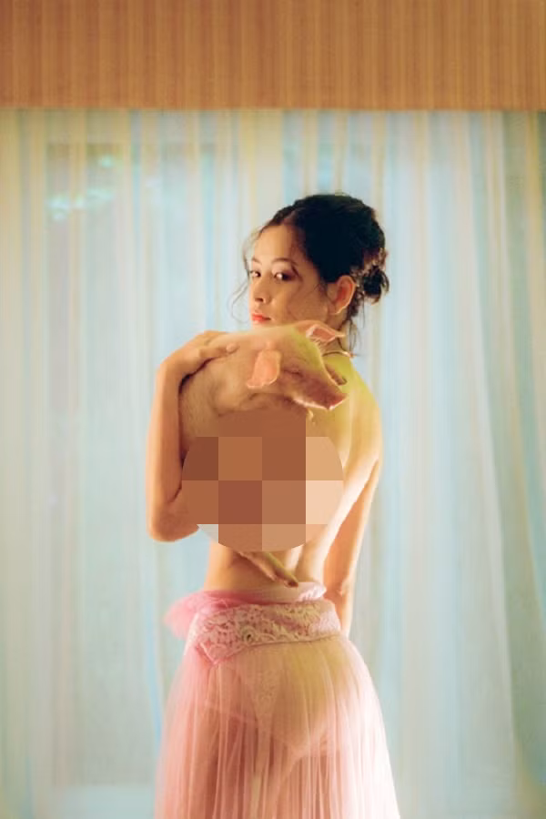 Cư dân mạng cũng cho rằng, phong cách hiện tại của Chi Pu đang có phần đi quá giới hạn.