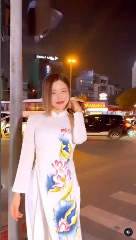 DJ Soda (tên thật: Hwang So Hee) đã đến biểu diễn tại Hà Nội vào 27/11 vừa qua và thu hút không ít sự quan tâm. Nữ DJ xinh đẹp cũng thể hiện sự yêu mến với Việt Nam.