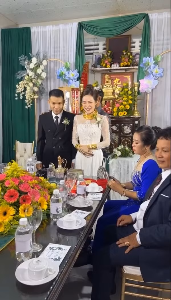 Như đã thông báo sẽ thành "vợ người ta" cách đây không lâu, ngày 1/10, Kem Kabi đã chia sẻ những đoạn clip về hôn lễ của chính mình trên TikTok. Trước đó, cô cũng từng "nhá hàng" ảnh cưới và thiệp mời trên trang cá nhân.