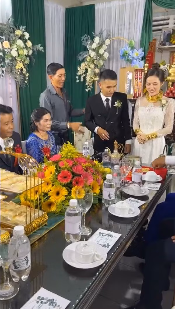 Dù chưa chia sẻ quá nhiều về hôn lễ của mình nhưng có thể thấy, đám cưới của Kem Kabi được diễn ra khá giản dị, ấm cúng, tổ chức trong rạp tại gia thay vì ở nhà hàng sang trọng, xa hoa.