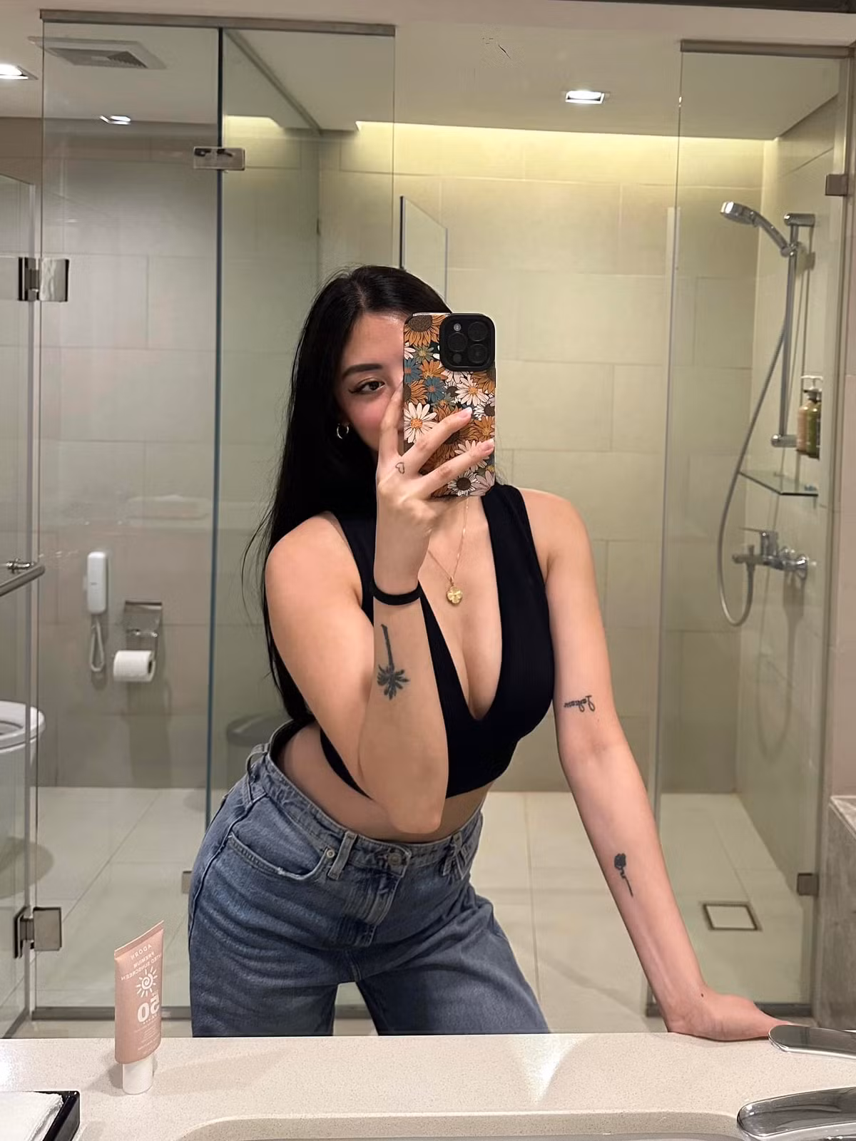 Với lợi thế ngoại hình của mình, Camille tự tin lăng xê nhiều xu hướng thời trang hot.