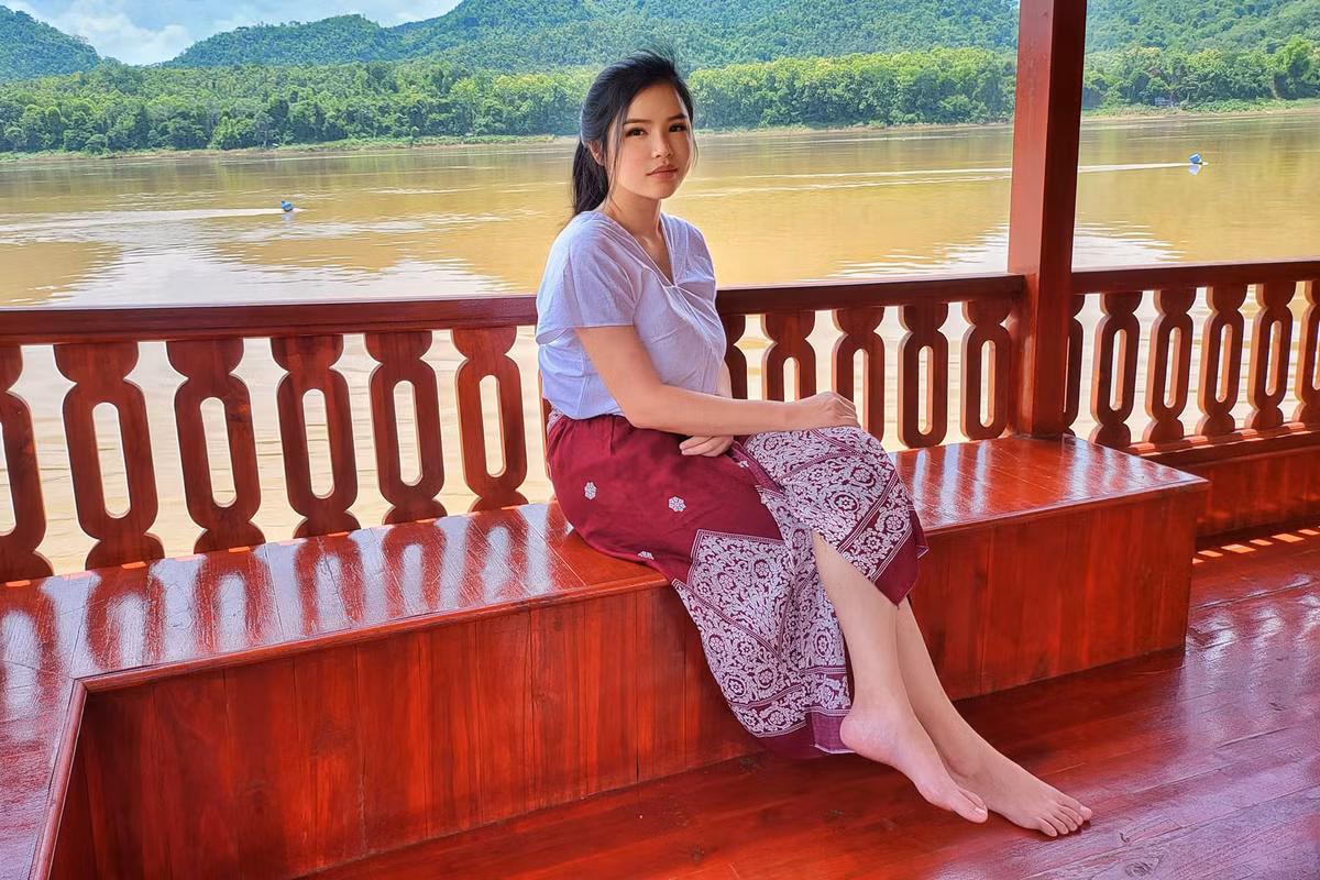 Vốn mang hai dòng máu Thái - Lào, đồng thời được truyền cảm hứng từ “Madam Pang” Nualphan Lamsam, Madam Bo cố gắng thúc đẩy mối quan hệ thể thao giữa hai nước bằng các trận giao hữu với Chonburi FC hay Buriram United.