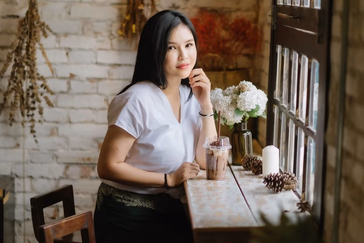 Nhờ khối tài sản khổng lồ, nữ đại gia trẻ tuổi này thường xuyên đầu tư tiền bạc cho các CLB bóng đá Lào cũng như tham gia công tác điều hành, tổ chức các giải đấu từ thiện.