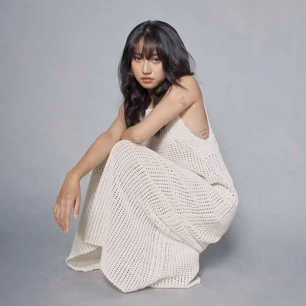 Nhân vật mới công khai nhập hội hot girl công khai phẫu thuật thẩm mỹ là Trịnh Thảo (sinh năm 1997, đang sống ở TPHCM). Cô nàng từng gây ấn tượng với những vai diễn trong Tháng Năm Rực Rỡ, Cây Táo Nở Hoa,...