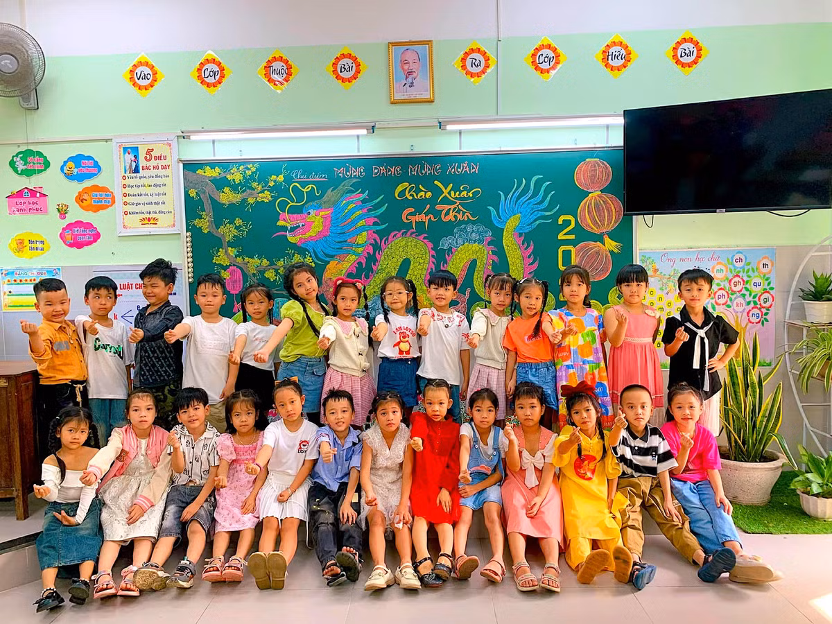 Cô Hiền cho hay, do năm nay là năm con rồng nên cô quyết định vẽ con vật của năm để chúc mừng năm mới.