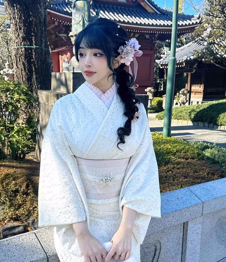 Không chỉ được đón nhận qua các màn cosplay chất lượng, suaki.rin còn được chú ý với những hình ảnh đời thường phong cách, sở hữu gu thời trang hút mắt trên nhiều nền tảng MXH khác nhau.