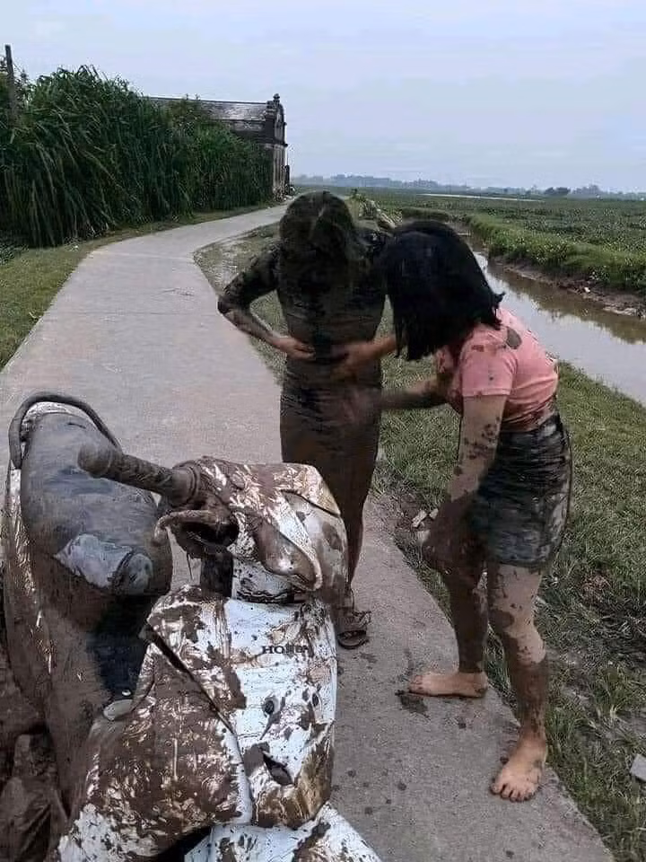 Mới đây, dân tình trên mạng truyền tay nhau chùm ảnh vui ghi lại hiện trường vụ lao xe máy xuống ruộng. Nhân vật chính trong vụ tai nạn này là 2 cô gái cùng mặc váy bó, đi xe máy.