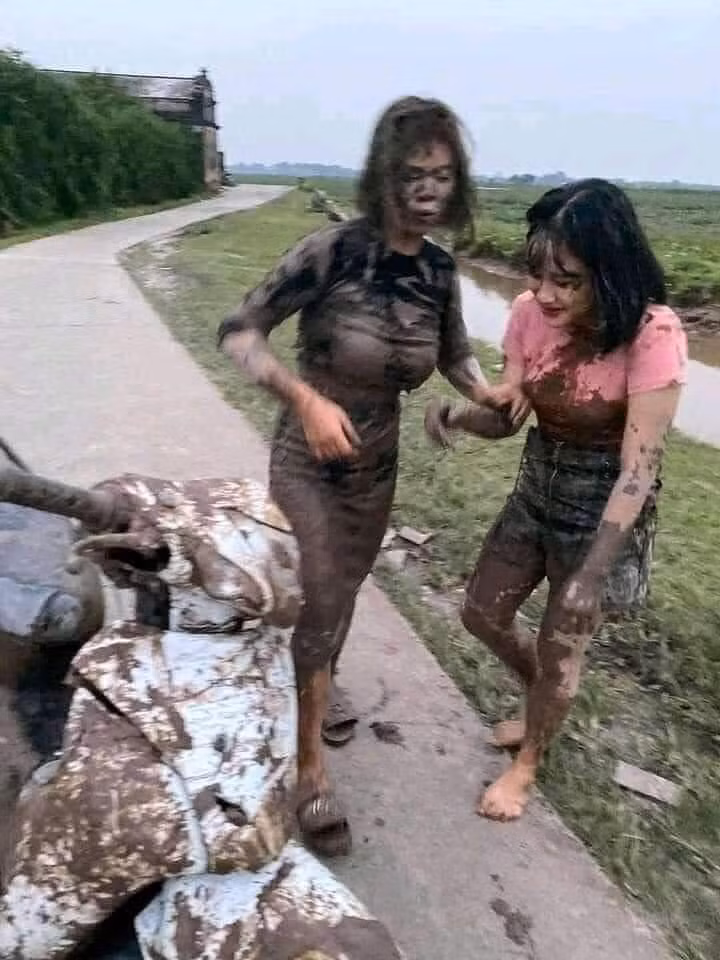 Sau vụ lao xe xuống ruộng, 2 cô được đưa lên bờ trong bộ dạng nhuốm đầy bùn đen. Từ mái tóc, khuôn mặt đến chiếc váy body ôm sát đều không giữ được màu sắc ban đầu.