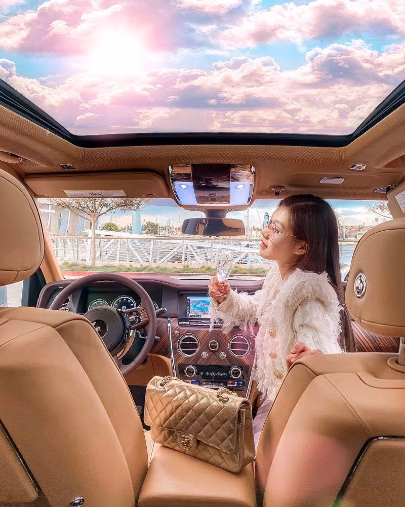 Về bộ sưu tập đồ hiệu, Tiểu Giang gần như sở hữu hết những thương hiệu nổi tiếng thế giới mà hàng triệu cô gái mơ ước như Dior, Hermes, Gucci, Chanel, Fendi, Louis Vuitton... Với độ giàu này đã giúp tên tuổi của cô đứng đầu hàng ngũ hội Rich kid Việt Nam.