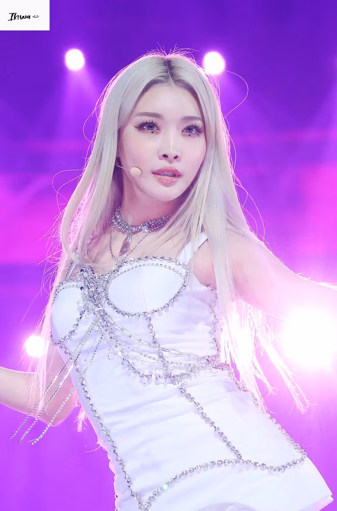 Chungha sang Italy dự tuần lễ thời trang từ ngày 19/2 và không có dấu hiệu của bệnh. Lúc này dịch Covid-19 cũng chưa bùng phát tại Hàn Quốc.