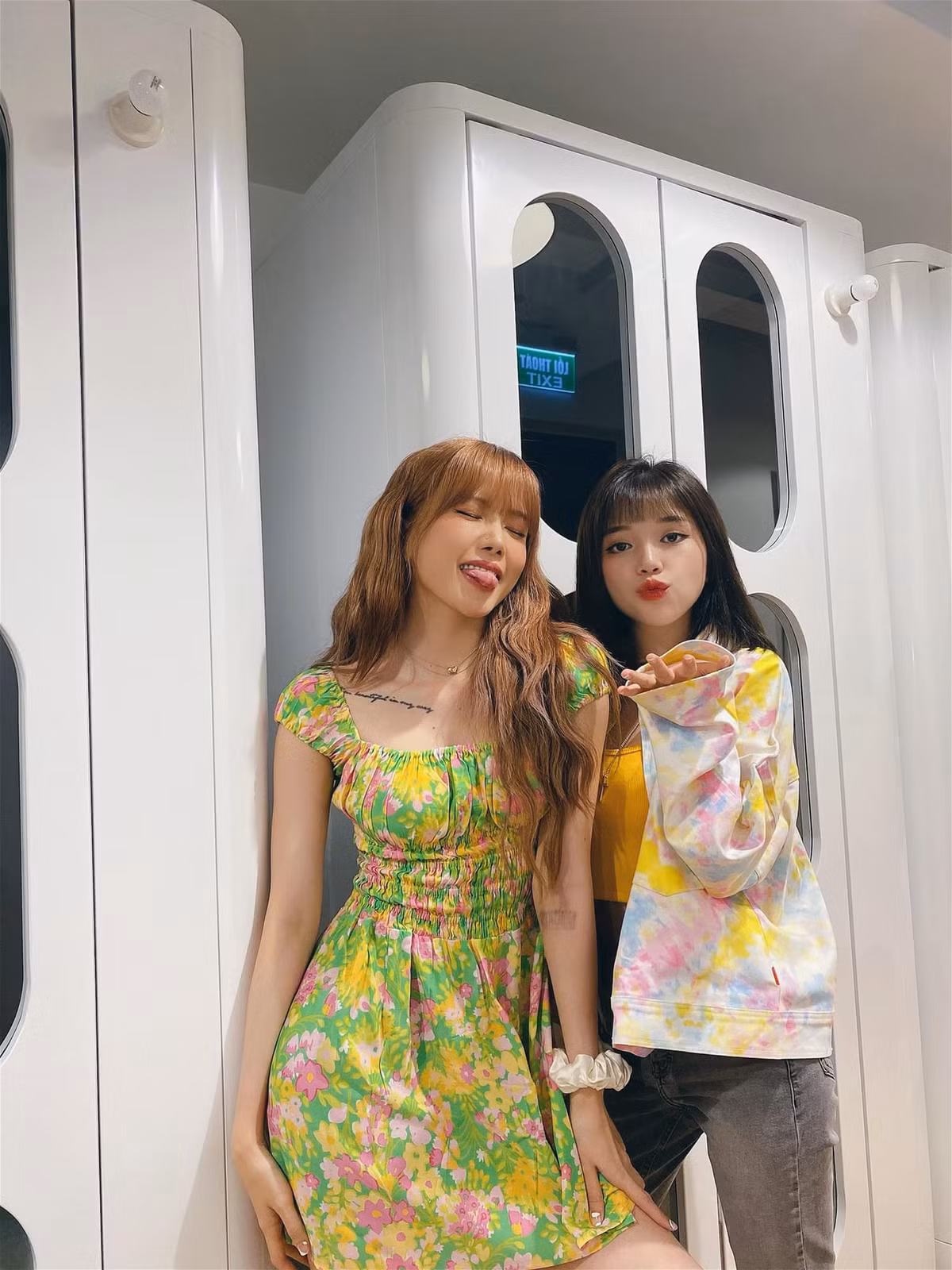  Thiều Bảo Trâm và Linh Ngọc Đàm là một trong những gương mặt nổi trội trong dàn mỹ nhân Việt. Mới đây, 2 cô nàng bất ngờ xuất hiện chung khung hình khiến dân tình không khỏi mê mệt về nhan sắc của cả hai.