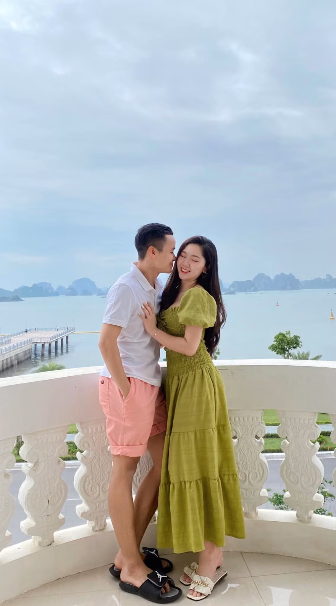 Một số người bình luận như sau: "Âm thanh, ánh sáng sống động, bạn bè trong nước quốc tế có cả, lại thêm màn pháo hoa tưng con nhà bà bừng nữa thì tuyệt vời quá đi." hay "Tỏ tình thế này không mất tiền địa điểm, chuẩn bị trang trí. Đỉnh quá chàng trai"...