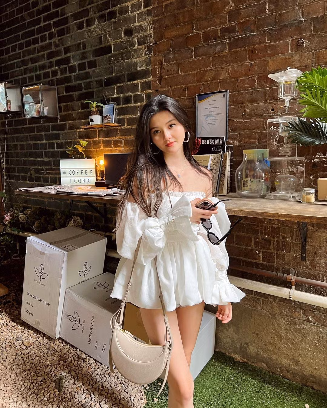 Chia sẻ với ET Today, Trinity cho biết, cô đã học được rất nhiều bí quyết dưỡng da từ mẹ. Theo đó, cô chú trọng nhất là dưỡng da ở vùng mắt và cổ để đảm bảo chúng cũng được săn chắc và mịn màng như da mặt.
