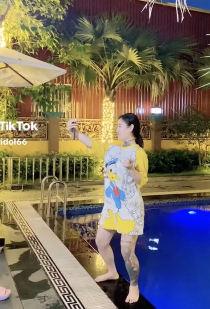 Mới đây, H. đã tiếp tục đăng đoạn video cô gái này đang bấm điện thoại, đứng ở thành hồ bơi. Bỗng dưng, H. từ xa chạy lại và xô thẳng cô nàng xuống hồ. Do phản ứng rơi xuống hồ nước, cô nàng chới với trong khi H. cười khoái chí.