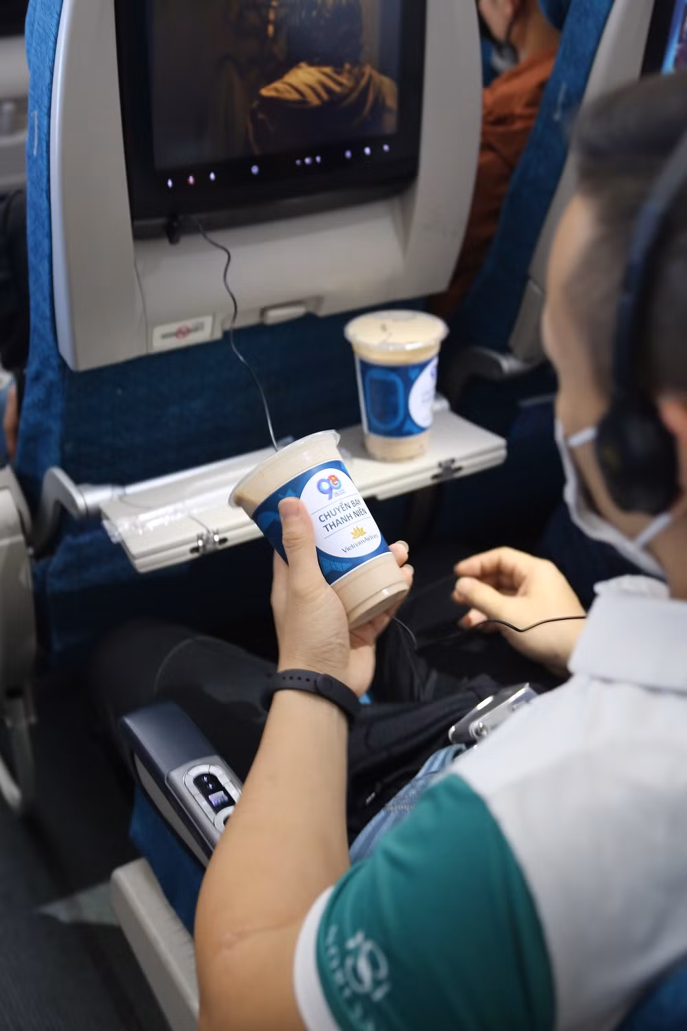 Điểm độc đáo trên các chuyến bay này là toàn bộ hành khách được tặng trà sữa trân châu như một món quà đặc biệt từ Đoàn Thanh niên hãng Hàng không.