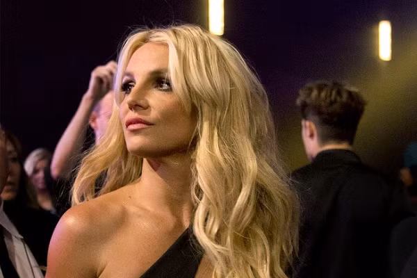 Cha cua Britney Spears da bi dinh chi quyen giam ho