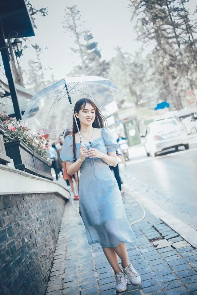 Là một cô gái năng động, Phan Hằng còn là một blogger du lịch với loạt bài viết khá chất lượng trên các diễn đàn như dulichchat.com, Danang Fantasticity...