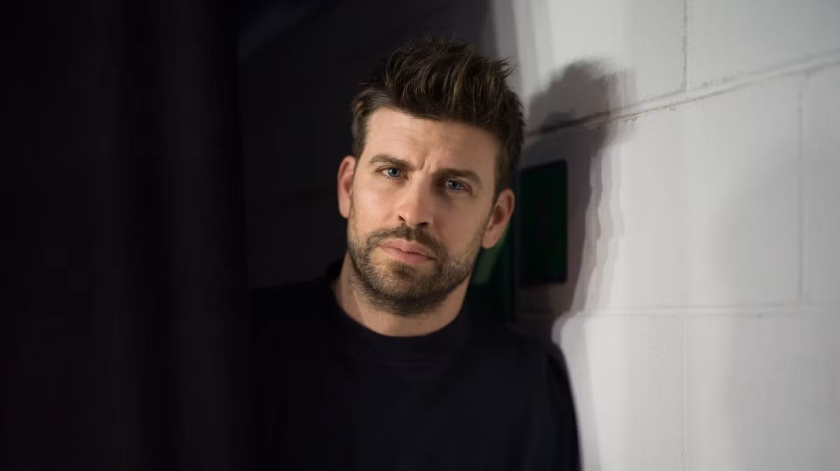 Pique là trung vệ của Barcelona và đội tuyển Tây Ban Nha. Ngoài đá bóng, ngôi sao này còn là một người mẫu quảng cáo cho nhiều thương hiệu thời trang danh tiếng. Pique sở hữu gương mặt cổ điển và là bạn trai của nữ danh ca nổi tiếng người Colombia, Shakira.