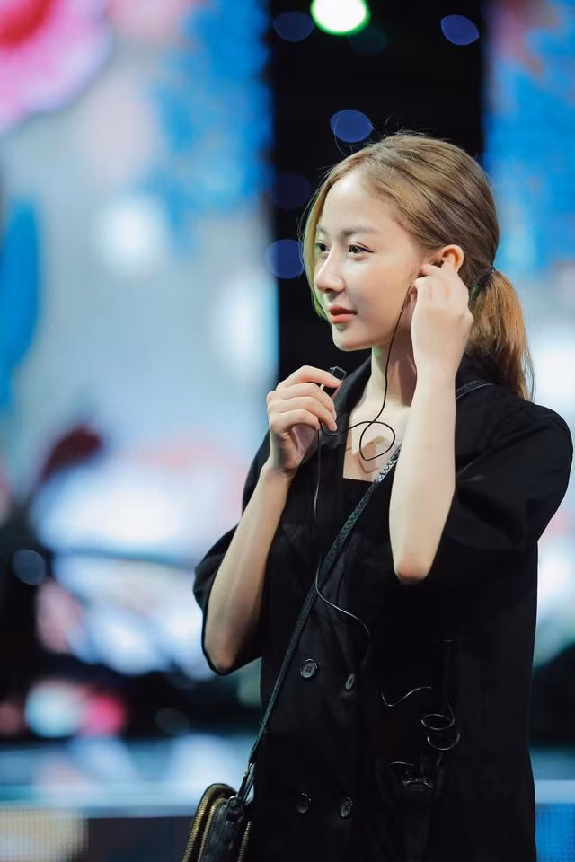 Từng cho ra MV cover nhưng đáng tiếc Như Quỳnh lại chưa có ý định sẽ tham gia bất cứ cuộc thi âm nhạc nào. Theo cô bạn, nếu có duyên và cảm thấy đủ tự tin thì mong muốn thử sức, nhưng đó là chuyện ở tương lai.