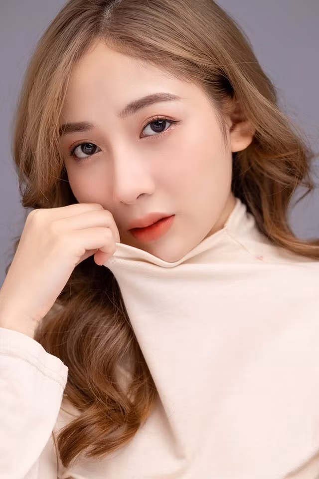 Hứa Như Quỳnh hiện đang là sinh viên ngành Báo chí, trường Đại học Khoa học Xã hội và Nhân văn Hà Nội. Hot girl Tuyên Quang này còn từng xuất hiện trong vai trò CTV của kênh truyền hình dành cho giới trẻ của Đài truyền hình Việt Nam (VTV6).