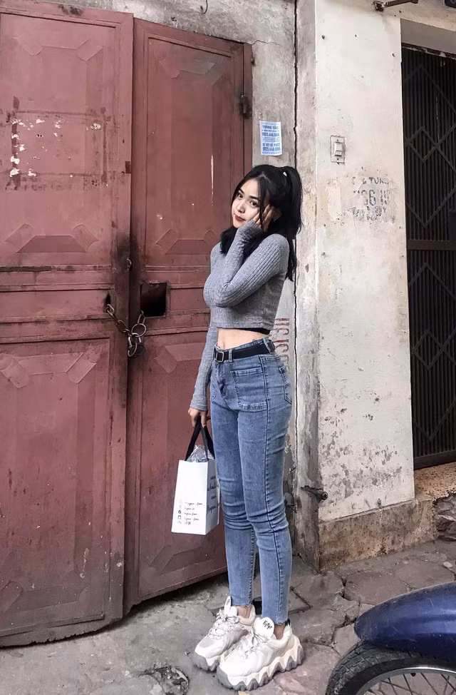 Ngay sau khi được netizen truyền tay nhau, nữ chính trong bức ảnh đã được truy tìm. Và cũng chẳng mất quá nhiều thời gian, thông tin đầu tiên về nàng hot girl nổi tiếng nhờ 1 bức ảnh cũng lộ diện.