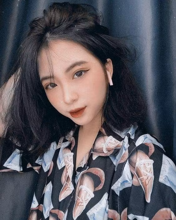 Xuất phát điểm, Zika Hila là cái tên sáng giá của một cộng đồng trên mạng xã hội có tên Team Beautiful Girl (TBG), nhưng một thời gian sau, nữ sinh bắt đầu tách dần ra và có những hoạt động riêng.