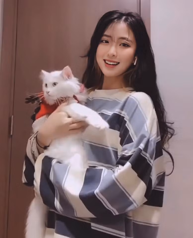 Với nhan sắc xinh đẹp, sống mũi cao, đôi mắt to tròn cùng nụ cười duyên dáng, không khó để Zika Hila gây ấn tượng mạnh với người đối diện. Cũng nhờ lợi thế này cùng thân hình cân đối, gái xinh trở thành gương mặt quen thuộc trong giới người mẫu ảnh.