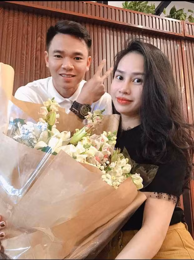 Cũng có gia đình nhỏ với người vợ tần tảo kinh doanh và 2 con nhỏ là "người nhện" Trần Nguyên Mạnh. Vợ của thủ môn xứ Nghệ là Phương Chi, hơn anh 1 tuổi.