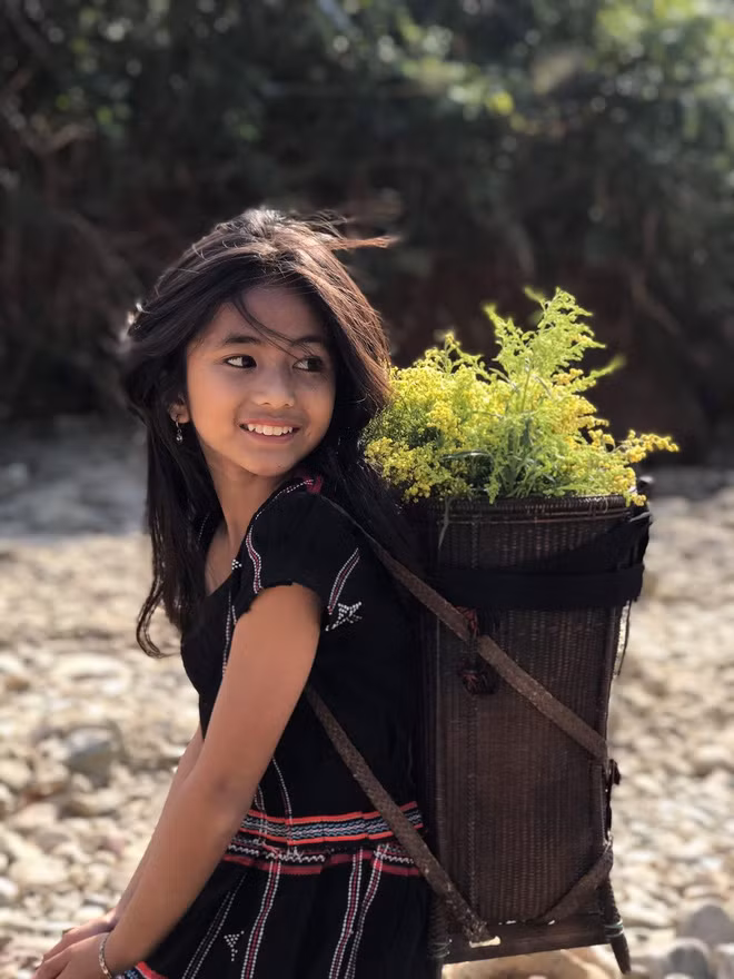 Khánh Huyên sinh ra trong một gia đình nghèo, thiếu thốn đủ thứ từ cơm ăn, áo mặc cho tới sách vở đến trường.