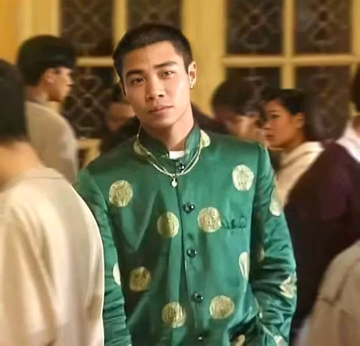 Vừa qua, một số trang mạng xã hội đã đăng tải hình ảnh " cô Đẩu" Công Lý khi còn trẻ. Trong ảnh, anh mặc một chiếc áo cổ đứng màu xanh lá với họa tiết vàng. Khi nhìn thoáng qua, rất ít người nhận ra anh ngay từ cái nhìn đầu tiên bởi với họ, đây là một hình tượng rất lạ lẫm.