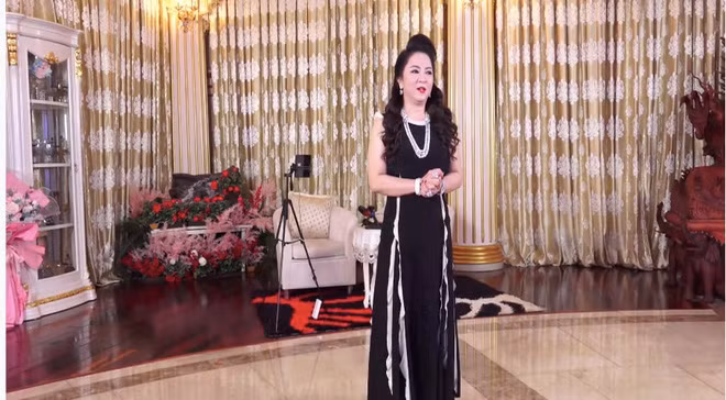 Với lần này thì nữ CEO khu du lịch Đại Nam trở lại với khu vực phòng khách quen thuộc trong biệt thự 2.400m2 giữa trung tâm Sài Gòn của mình. Đây là nơi thường được bà chủ Đại Nam lựa chọn để chụp hình "sống ảo".