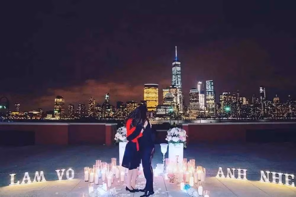 Mai Ngọc nhắn nhủ anh nhà rằng: "Chúc mừng sinh nhật tuổi 35 người đàn ông đưa em đi khắp thế gian. 16 năm bên nhau là đặt chân đến không biết bao nhiêu điểm ở khắp châu Âu, Úc, Mỹ, Á... Còn thiếu châu Phi nữa là bớt ham chơi được rùi"