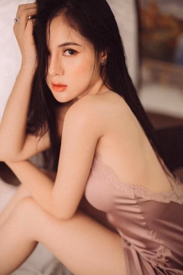 Sau khi chia tay Trọng Đại, Huyền Trang ngày càng gợi cảm, thậm chí MC truyền hình này còn táo bạo trong những "shoot" hình đồ bơi, nội y nõn nà.